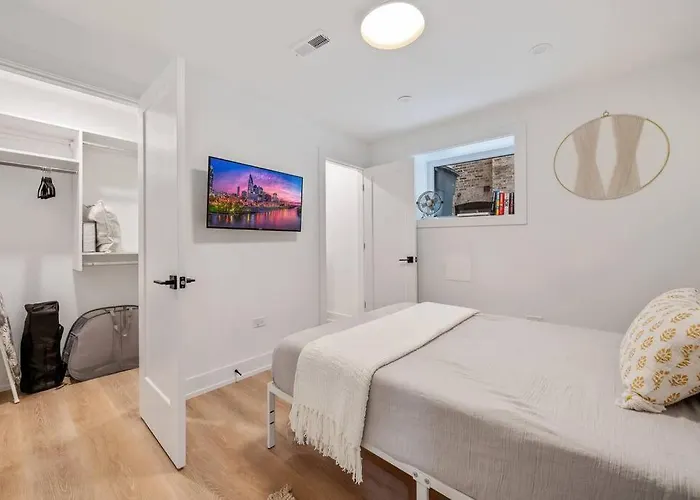 Logan Square Luxury Villa, 3 Beds, 3 Baths