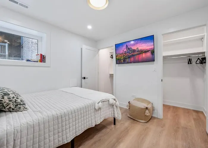 Logan Square Luxury Villa, 3 Beds, 3 Baths