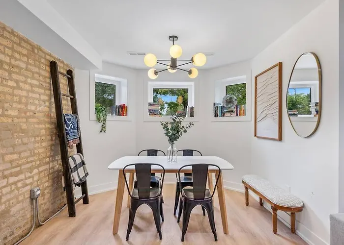 Logan Square Luxury Villa, 3 Beds, 3 Baths